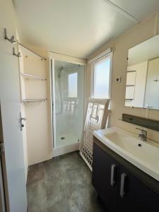 A bathroom at Camping Cristal d'Opale