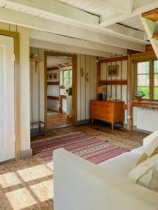 Renovated Cottage By Lake Rydbos في ألينغساس: غرفة معيشة مع سرير ومكتب