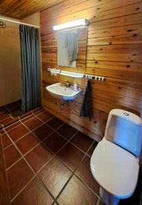 Koupelna v ubytování Strandhytte Med Utsikt Over Sogndalstrand