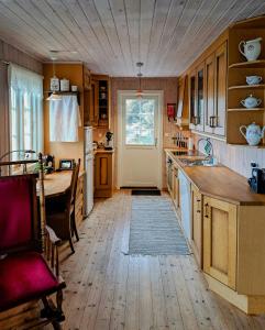 Kuchyň nebo kuchyňský kout v ubytování Strandhytte Med Utsikt Over Sogndalstrand + 11 fotografií