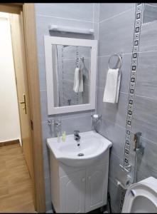 Ένα μπάνιο στο Hays Suites Hotel