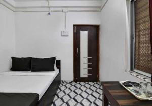 Giường trong phòng chung tại OYO hotel O P PS Nest Guest House