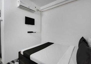 TV/trung tâm giải trí tại OYO hotel O P PS Nest Guest House