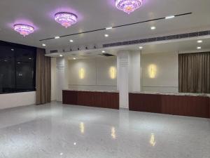 een grote kamer met paarse verlichting aan het plafond bij Hotel Shree Rajasthan Inn in Ajmer