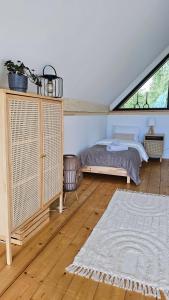 En eller flere senge i et værelse på Domki Pod Lasem - Domek Bukowy