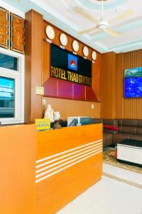 una hall dell'hotel hico dinner con un cartello dell'hotel hico dinner di Thái Dương Hotel a Tân Hội