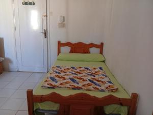 Un dormitorio con dos camas en una habitación. en Youth Hostel, en Marsa Matruh