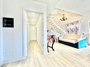 een lege woonkamer met een bank en een trap bij Blu Mare Casa Vacanza in La Maddalena