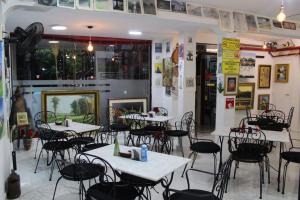 ein Restaurant mit Tischen und Stühlen in einem Raum in der Unterkunft Aparthotel Maison Suisse in Asunción