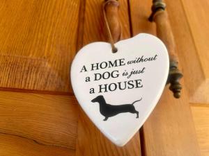 Un hogar sin perro es solo una casa de corazón de madera. en Surfside, en Kioloa