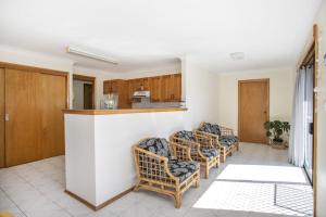 sala de estar con sillas y barra en Surfside, en Kioloa