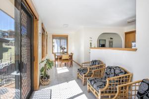 Una sala de estar con dos sillas y una mesa. en Surfside, en Kioloa 30 fotos más