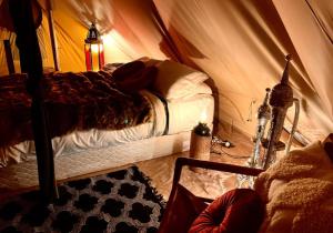 Kanimbia Luxury Glamping في Obi Obi: غرفة نوم بسرير في خيمة +18 صورة