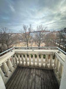 Cosy Design Flat at Arkonaplatz في Niederdorla: اطلالة من اعلى شرفة خشبية