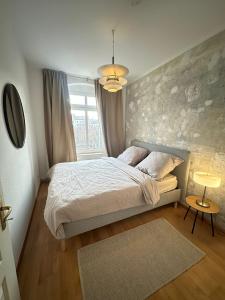 Cosy Design Flat at Arkonaplatz في Niederdorla: غرفة نوم بها سرير ونافذة