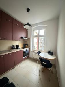 Cosy Design Flat at Arkonaplatz في Niederdorla: مطبخ مع طاولة وكراسي ونافذة
