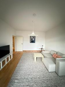 Cosy Design Flat at Arkonaplatz في Niederdorla: غرفة معيشة مع أريكة وطاولة