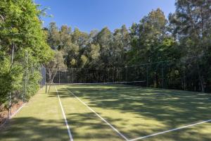 Facilități de tenis și/sau squash la sau în apropiere de Fathoms 8 - 2BR beach resort apartment