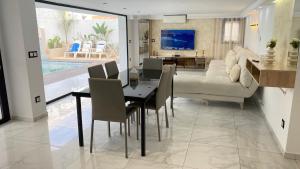 a living room with a dining table and a couch at Le Paradisblanc in Kelibia