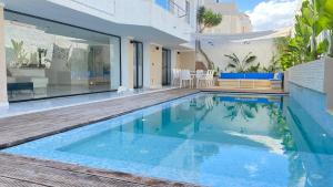 a swimming pool in the middle of a house at Le Paradisblanc in Kelibia