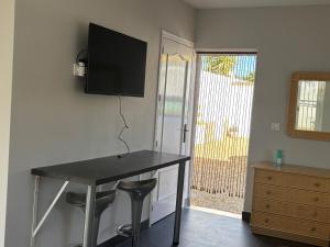 Zimmer mit einem Schreibtisch und einem TV an der Wand in der Unterkunft Sunshine Studio Retreat in Arboleas in Arboleas