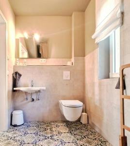 Un baño pequeño con inodoro y lavabo. en Natur Erleben Im Ländlichen Gästehaus An Der Havel, en Paretz