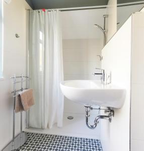 Un baño blanco con lavabo y ducha en Natur Erleben Im Ländlichen Gästehaus An Der Havel, en Paretz