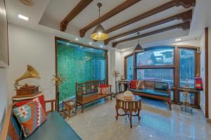 ein Wohnzimmer voller Möbel und einem großen Fenster in der Unterkunft Comfort Inn Emerald in Dapoli