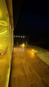 Romantic Chalet with Jacuzzi & Sauna 2- Trebević near Sarajevo في سراييفو: أرضية خشبية مع أضواء على مبنى في الليل