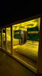 Romantic Chalet with Jacuzzi & Sauna 2- Trebević near Sarajevo في سراييفو: غرفة بها سريرين في نافذة العرض