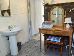 Ένα μπάνιο στο Welcoming One Bedroom Flatlet with Pool