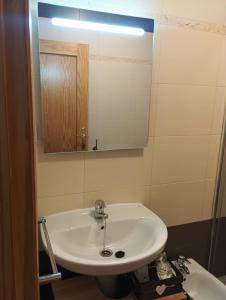Un baño con un lavabo blanco y un espejo. en Apt Santa Cruz de Caravaca, en Caravaca de la Cruz 2 fotos más