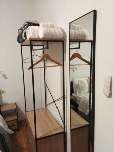 estante con espejo en una habitación en Apt Santa Cruz de Caravaca, en Caravaca de la Cruz