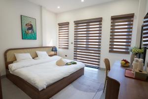 Un pat sau paturi într-o cameră la NGÕ Full house-Old Quarter-Cozy&Modern-6 bedrooms