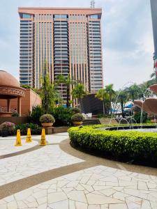 un resort con due coni gialli di fronte a un edificio di Maju Suites Berjaya Times Square a Gua Sai