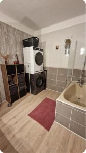 Ένα μπάνιο στο Appartement lumineux avec vue sur les montagnes.