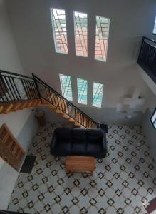 een zwarte bank in een kamer met een trap bij The time's stay in Nāi