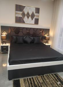 een slaapkamer met een groot bed met een groot hoofdeinde bij The time's stay in Nāi