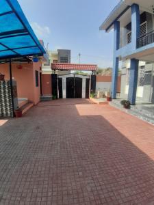 een stenen oprit voor een gebouw met een garage bij The time's stay in Nāi