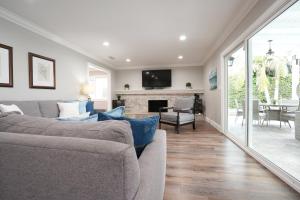 Μια τηλεόραση ή/και κέντρο ψυχαγωγίας στο 4 bedroom, 3 bathrooms Pool Home