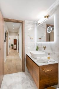 un bagno con lavandino e specchio di Mk Luxury Apartment a Nauplia