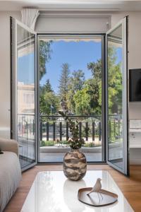 un soggiorno con una grande finestra e un vaso sul tavolo di Mk Luxury Apartment a Nauplia