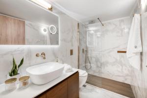 un bagno con lavandino, WC e doccia di Mk Luxury Apartment a Nauplia Altre 17 foto