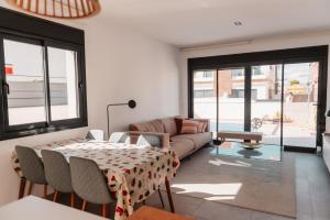 Et opholdsområde på Villa Armonia - Heated Pool - Countryside Charm - by OYOOSTAYS