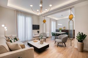 un soggiorno con un divano e un tavolo di Mk Luxury Apartment a Nauplia