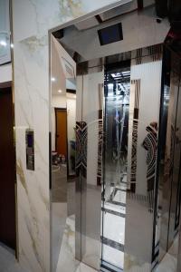 Imagine din galeria proprietății NGÕ Full house-Old Quarter-Cozy&Modern-6 bedrooms în Hanoi