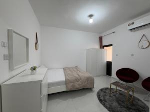 Una cama o camas en una habitación de Khalidiya Studio