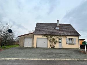 にあるAux Forts Champsの私道の二戸のガレージドア