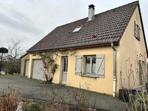 にあるAux Forts Champsの黒屋根の黄色い家