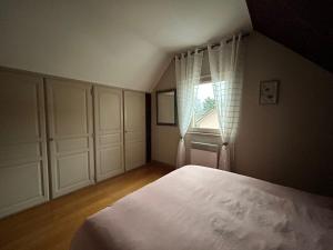 にあるAux Forts Champsの白いベッドと窓のある寝室 +7枚の写真